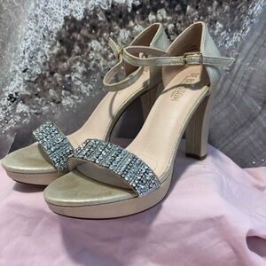 High Heel Shoes (1 pair)